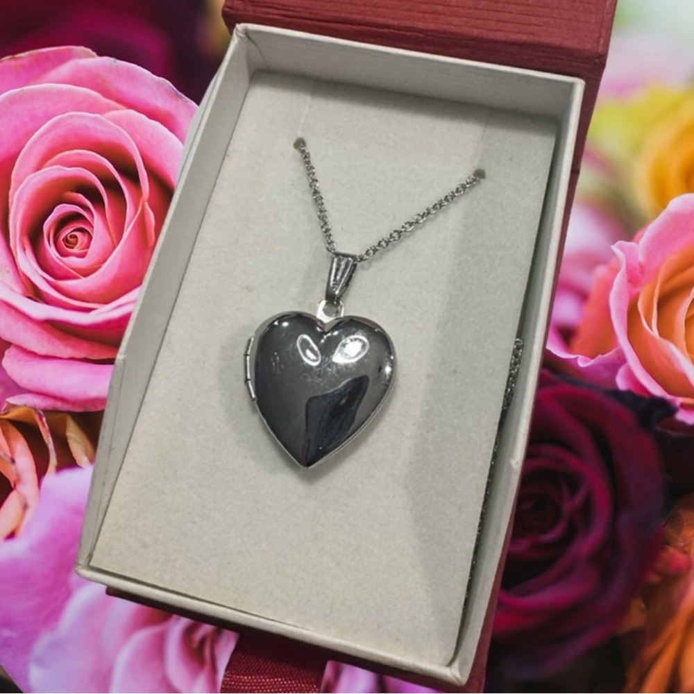 Elegant Silver Plated Heart Pendant/Locket Necklace

New